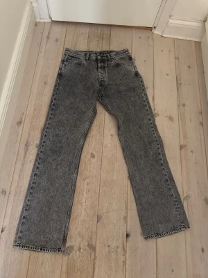 Hope rush  - Säljer nu mina Hope rush jeans i storlek 28 motsvarar ungefär 30/32, grymt skick och inga defekter. Vid frågor är der bara att höra av sig ifall man vill ha mått eller liknande. Möts upp i stockholm!