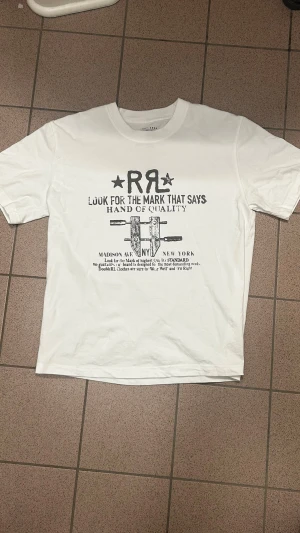 RRL T-shirt - Säljer denna asfeta RRL t-shirten använd endast 1 gång. Storlek S, skriv och hör av er vid frågor😃
