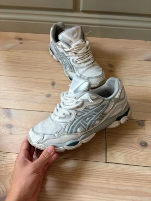 Asics GEL NYC - Asics Gel NYC i en riktigt fet färgkombo | Använda men fortfarande fint skick 🤟| Storlek 45 men sitter exakt som 43-43.5 (jag har det och passar mig perfekt) | 