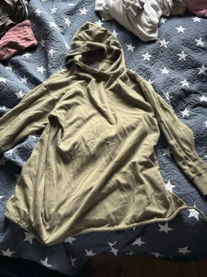 Olivgrön hoodie från 157 L/XL - Olivgrön hoodie från 157 i storlek L/XL. Hoodien har en klassisk huva och är tillverkad i mjukt material som känns skönt mot huden. Perfekt för chill dagar eller när du vill ha en enkel och clean look.