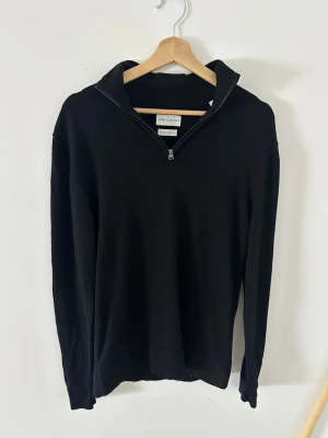 Svart halfzip i merinoull från These Glory Days - Detta är en svart halfzip tröja från These Glory Days! Tröjan har storleken M och en hyfsad smal passform enligt vår uppfattning. Materialet på tröjan är högkvalitativ merinoull! Tröjan är i ett mycket gott skick och inga skavanker findes! Har du frågor? Fråga! Pris ej ristat i sten.