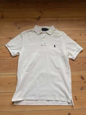 Vit pikétröja - Polo Ralph Lauren - Vit Piké från Polo Ralph Lauren Fint skick, enligt bilder, klassisk model med marinblå logga. Storlek: S Skickas snabbt 📦 Skriv vid minsta fråga