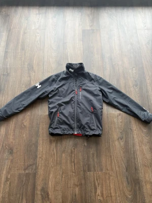 Helly Hansen Vindjacka - Hej! Säljer min vindjacka från Helly Hansen Storlek S men passar dig bättre som oftast bär M och jag skulle rekommendera den till dig som är mellan 170-180cm Vid frågor/funderingar, mått eller fler bilder skriv gärna! Prisförslag är alltid välkomna 😊 ⚠️ Lite sliten av väder och vind därav priset!