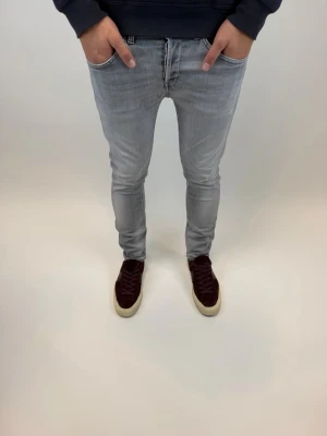Dondup Jeans George  - Dondup Jeans George!  Storlek 31, Ny pris 4000 kr Original slitningar från fabrik 