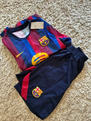FC Barcelona set - FC Barcelona set, finns i både storlek S och M. Kommer ett komplett set med både tröja och shorts. 