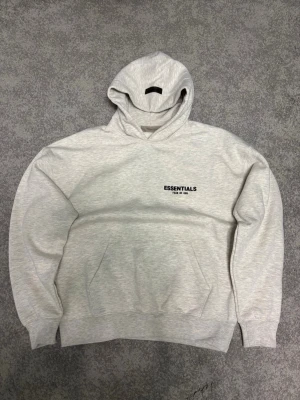 Essentials hoodie  - Är lite oversized