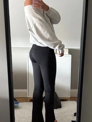 Utsvängda träningstights  - Utsvängda tränings tights aldrig använda säljer då jag tycker de är lite korta på mig