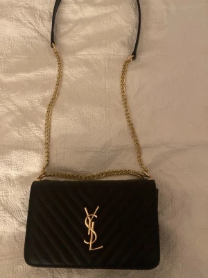 BYTES – YSL väska - Vill byta min fina YSL-väska 🖤  Väldigt fint skick och sparsamt använd. ✨ Vet inte om den är äkta, kan inte garantera något .  🔄 ENDAST BYTE Är främst intresserad av andra väskor, men kan även vara öppen för kläder/skor om det är något jag gillar.  💌 Skicka gärna bilder på vad du har att byta mot! Vill att bytet ska vara jämnt och rimligt värdemässigt.