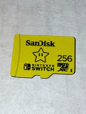 SanDisk 256GB Nintendo Switch microSD-kort - Säljer ett SanDisk 256 GB microSDXC-minneskort, officiellt licensierat för Nintendo Switch.  ✅ 256 GB ✅ Nintendo Switch-märkt ✅ UHS-I U3 ✅ Läshastighet upp till 100 MB/s ✅ Skrivhastighet upp till 90 MB/s ✅ Fungerar utan problem ✅ helt tomt, redo för ny användare   Nypris ca 699 kr.  Pris: 479 kr – kan diskuteras vid smidig affär. 