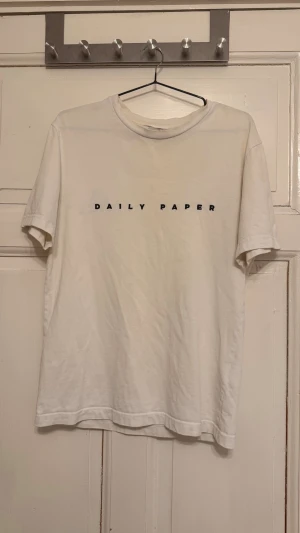 Vit Daily Paper t-shirt med tryck - Säljer en vit t-shirt från Daily Paper med svart texttryck 