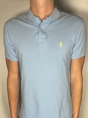 Ralph Lauren pike  - 👕 Plagg: Piké                                                             📏 Storlek: M                                                               🏷️ Märke/Modell: Ralph lauren Slim Fit                                   ✨ Skick: Fint skick                                                        💬 Vid frågor är det bara att skriva!                                                                                          🛍️ Gramenti