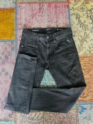 Replay - Säljer ett par ruggigt feta jeans från Replay i den eftertraktade modellen anbass hyperflex, W29 L30. Innerben-75cm, benöppning-15cm, midja-37cm. Tveka inte på att höra av dig vid frågor🙌