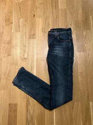 Nudie Jeans - Storlek W28/L34 - Nudie Jeans för män till salu, väldigt bekväma och stilfulla jeans. Storlek Waist 28 / Lenght 34. Nyskick, inga defekter/slitage. Hör av dig vid intresse/frågor. PRIS KAN DISKUTERAS!