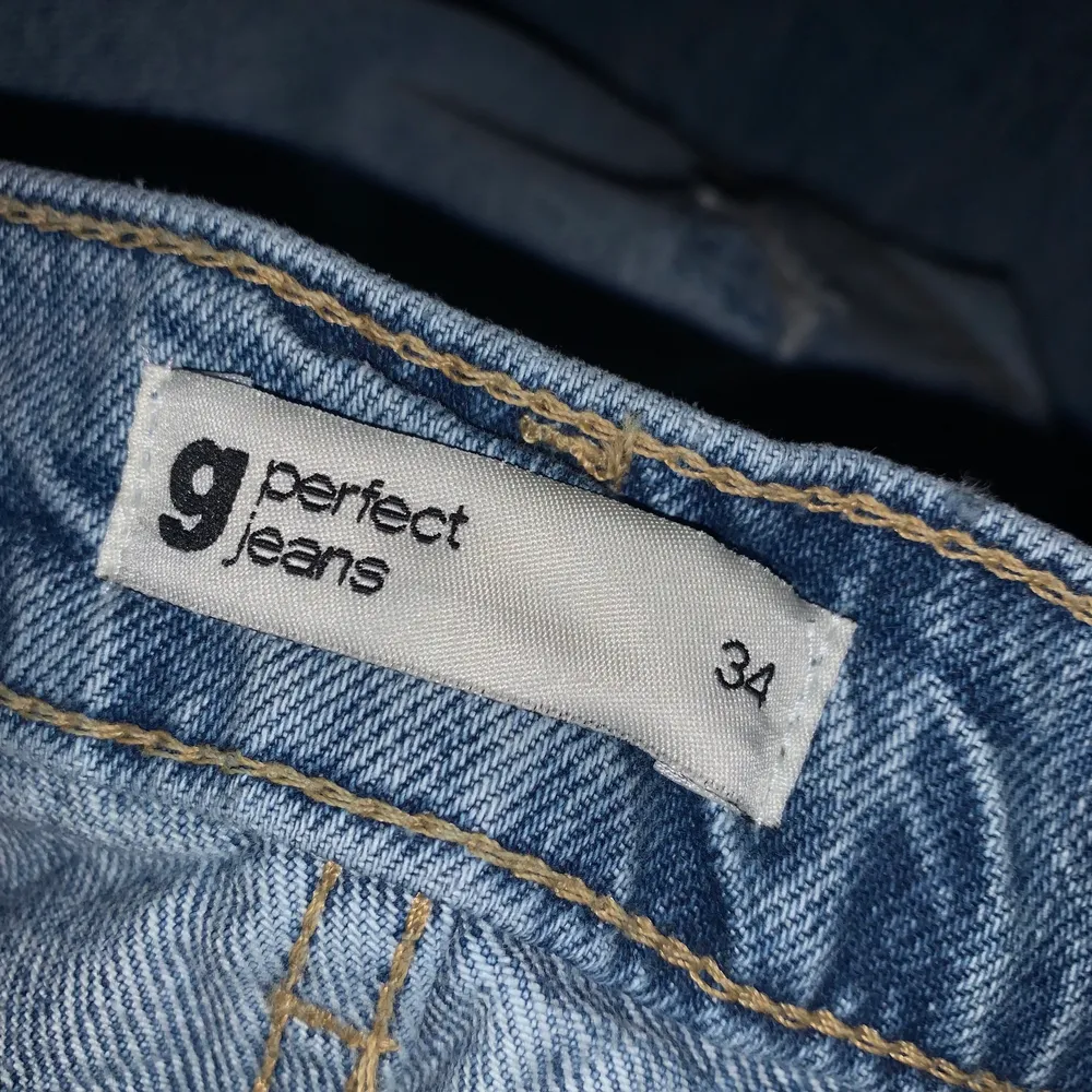 Ett par jeans från Gina tricot som jag tyvärr råkade köpa i fel storlek. Jag har egentligen storlek 32 så byxorna sitter väldigt stort på mig som är 160💕 jag kan gå ner i pris men vi får se . Jeans & Byxor.