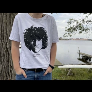 Håkan Hellström t-shirt  - En vit Håkan Hellström t-shirt i strl S/M. Endast använd fåtal gånger, utan slitage:))