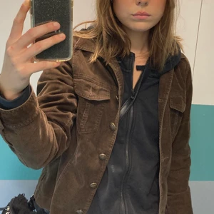 Manchester jacka - Fin brun manchesterjacka ! Strl 36 (skulle säga den är en stor 36/liten 38). Mkt fint skick, knappt använt den sen jag köpte den på second hand 🥰