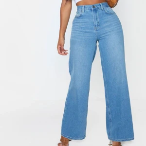 Jeans - Relativt nyinköpta blåa jeans från PLT😍😍😍 Säljer dem då de är lite för korta för mig (172 cm). Lånad bild från deras egna hemsida, dm:a för fler bilder <3