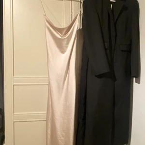 Satinklänning  - Säljer denna fina satinklänningen som är helt oanvänd. Säljer eftersom den är lite för stor på mig. Storlek 38. 