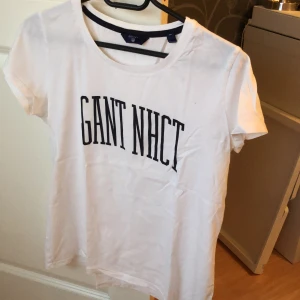 Gant tshirt - Hej! Säljer min T-shirt med mörkblå text från gant. Den är i fint skick men har dock en liten foudationfläck vid ena axeln men som knappt syns. Skriv för fler bilder!🥰