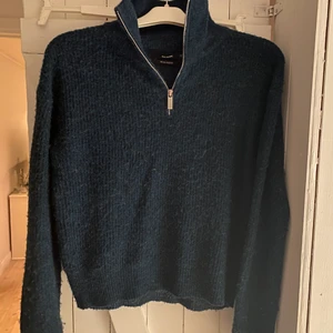 Stickad tröja - Världens snyggaste stickade tröja från bikbok i woolblend med dragkedja 🤍 lite nopprig men fortfarande väldigt fin. Säljer då den inte kommer till användning längre ☺️ storlek xs men passar även större. Fraktkostnad tillkommer ❣️