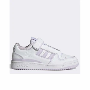 Adidas forum plus  - Adidas forum plus i lila! Så söta men har aldrig använt dem. Så de är helt nya!☆☆ Typ slutsålda överallt.