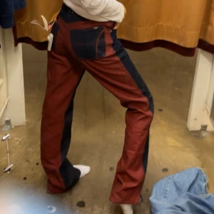 Unika coola jeans - Åh dessa är verkligen så fina och jätteunika!! Kommer tyvärr inte till användning tillräckligt mycket och säljer därför de.. vet inte riktigt den exakta storleken men passar mig som vanligtvis har 32-36 i jeans!!💕om många är intresserade blir det budgivning!!☺️