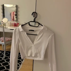 Ribbad tenniströja - Ribbad tröja från zara, jättefin. Har endast användt en gång. Köptes hösten 2021. Superfin som inte kommer till användning💞 Köptes för 119kr 