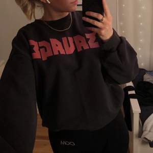 Säljer denna snygga sweatshirt från Gina Tricot ❤️‍🔥 Den är i mycket fint skick då den är sparsamt använd! 