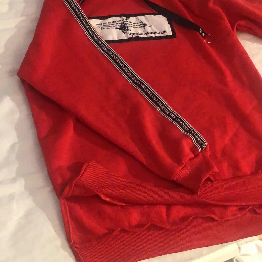 röd hoodie i strl S, men passar nog även M då den är oversized. skönt fleece-material inuti. . Tröjor & Koftor.
