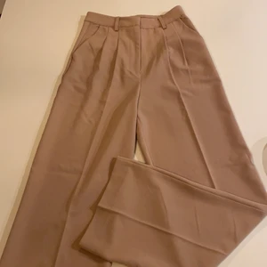 Kostymbyxor - Super coola kostymbyxor fårn bikbok! Super cool och fin färg! Formar kroppen riktigt bra och använt två gånger så är i typ helt nytt skick! Köpt för 299-399 (kommer inte ihåg)