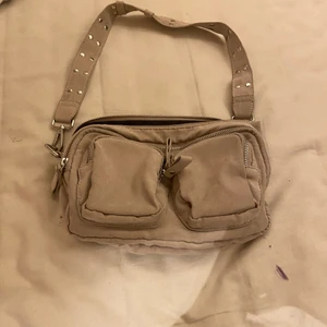 Väska  - En beige väska som är jätte fin och kommer från Gina tricot💕