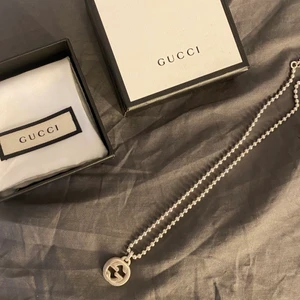 Gucci halsband - Säljer mitt fina gucci halsband då det aldrig kommer till användning, halsbandet är äkta och i väldigt fint skick, har både box och dustbag men tyvärr inget kvitto då jag fick det i present ❤️ skriv privat för fler bilder och bevis på äkthet. Nypris 3000 kr ❤️