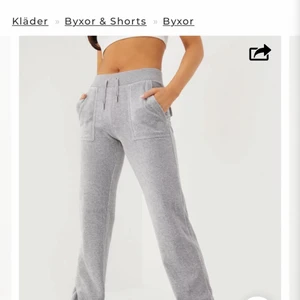 söker juicy byxor  - Hej jag söker ett par juicy byxor med fickor på rumpan i st S/ M i vilken annan färg en mörkblå eller svart. om du har ett par som du är intresserad av att sälja för ungefär 500 så tveka inte på att höra av dig ❤️