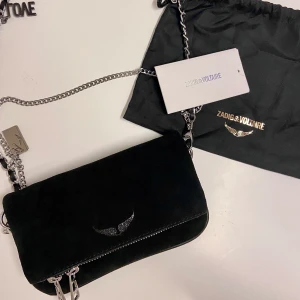 Zadigväska - Helt ny och oanvänd väska från Zadig & Voltaire i modellen Rock Nano Suede Charms Clutch🐈‍⬛