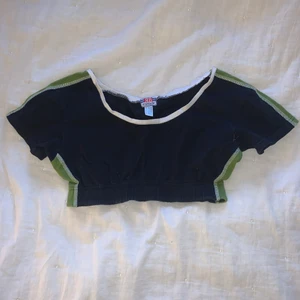 Crop top sportig - En sportig crop top med grönt på sidorna 