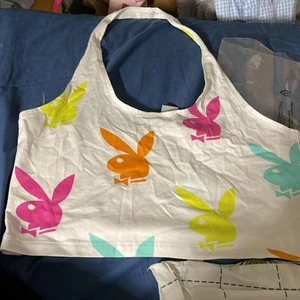 Playboy croptop - Storleken är XS men den passar möjligen bättre en stor S eller M! 