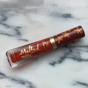 Liquid matte lipstick från Too faced julkollektion. I färgen Gingerbread man. Aldrig använt. Frakt tillkommer. Nypris 300kr