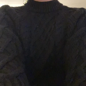 Grovstickad tröja - Svart grovstickad tröja köpt från H&M i strl XS, samma mönster som på bild 1 både bak och fram.   Vid frågor är det bara att skriva!❤️  Nytvättad!