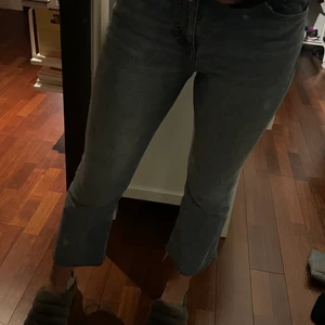 Utsvängda jeans från zara - Säljer dessa jeans från zara. Utsvängda kortare, mer utsvängda i verkligheten. Köparen står för frakt :)