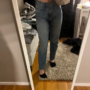 Nelly storlek 36 - Fina blåa jeans från Nelly, säljer dessa för dem inte kommer till användning , dem är i perfekt längd och jag är 1,60cm. Köparen står för fraktkostnad 