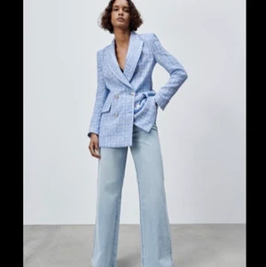 Zara Jeans Z1975 wide leg ljusblå - säljer dessa jeans från zara som är helt nya i strl 36. säljer dem eftersom de var för stora på mig och hann inte lämna tillbaka dem, de är annars superfina!!!💙 Köparen betalar frakt☺️ fler bilder kan skickas privat om det önskas!