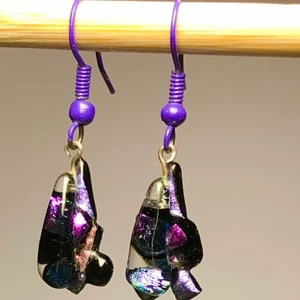 Lila örhängen, glas i rosa och lila - Örhängen i glas, lilafärgade örkrokar, höjd 3,5 cm från krokens övre del.