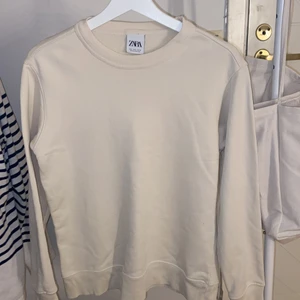 Tröja  - Säljer min beiga sweatshirt från zara då den ej kommer till användning längre. Den är använd fåtal gånger så inga skador på tröjan. 