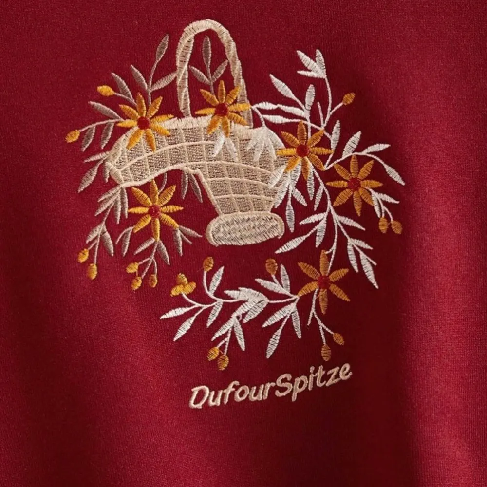 En mysig vinröd tröja med fint blommigt broderi i mitten, passar till vintern, hösten och våren. Bra skick, strl. S. Tröjor & Koftor.
