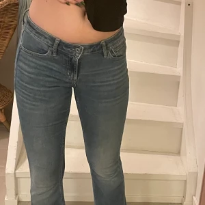 Lågmidjade jeans 28/31 - Jättesköna och stretchiga lågmidjade jeans från Crocker. Har en diskret bootcut, jättefin. Använda så de är töjda och sköna att ha på. Inte skadade, utan annars i jättebra skick! Storlek 28/31, jag är 176 och på andra bilden ser man hur långa de är! Passar S/M. Pris 200kr + frakt, men kan absolut diskuteras! Kan även mötas upp i Uppsala. Säg till för fler bilder💙💙