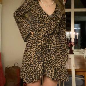 En kort supergullig klänning med leopard mönster. Knappt använd och skönt material🥰⭐️ 