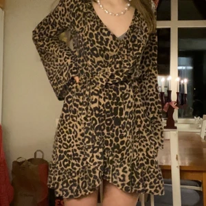 Leopard klänning - En kort supergullig klänning med leopard mönster. Knappt använd och skönt material🥰⭐️ 
