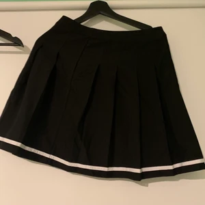 Svart kort kjol  - Svart kort kjol med vit rand nertill storlek M, kan mötas upp i Stockholm i Botkyrka men kan möjligtvis ta mig till andra platser i Stockholm så hör av er om ni är sugna på den så kan vi kolla hur vi kan lösa det :) 