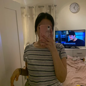 Fin randig tröja  - En randig tröja jag köpte utomlands, knappt använd och är i bra skick. Lite oversized men perfekt för alla! 