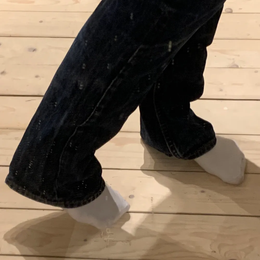 jeans från crocker i storlek W29/L32, själv är jag en S och 160 cm lång och för mig går dem över fötterna. Köpare betalar frakt: 57 kr spårbart! Den andra bilden visar den korrekta färgen då ljuset i första och sista är lite felvisande! Skriv för fler frågor 💞. Jeans & Byxor.